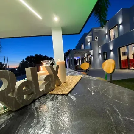 בית נופש Relax And Unwind In Our Cozy Beachside Nice Villa